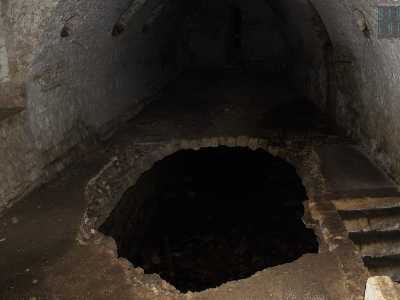 Un porta poi conduce in un locale con la volta a botte il cui pavimento risulta in gran parte crollato: un danno avvenuto durante la Seconda guerra mondiale 